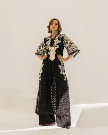 Nyra (Black)